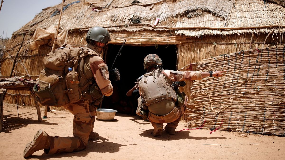 Vojáci do Mali kvůli prázdninám poslanců neodletí